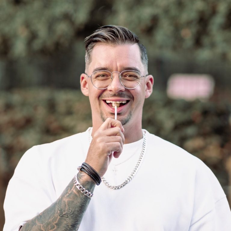 ch bin Mike von Estatics Fotografie – Fotograf aus Altenberge bei Münster. Ich halte eure besonderen Momente in emotionalen Bildern fest – ob in Münster, Steinfurt, Rheine, Emsdetten oder überall in NRW. Fotograf Münster